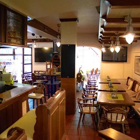 宾馆 By Ruhrpadel *