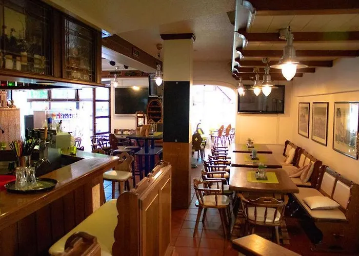 宾馆 By Ruhrpadel *